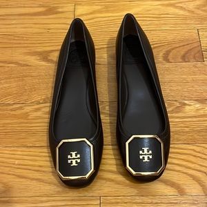 NEVER WORN Tory Burch leather chocolate brown flats with gold toe monogram